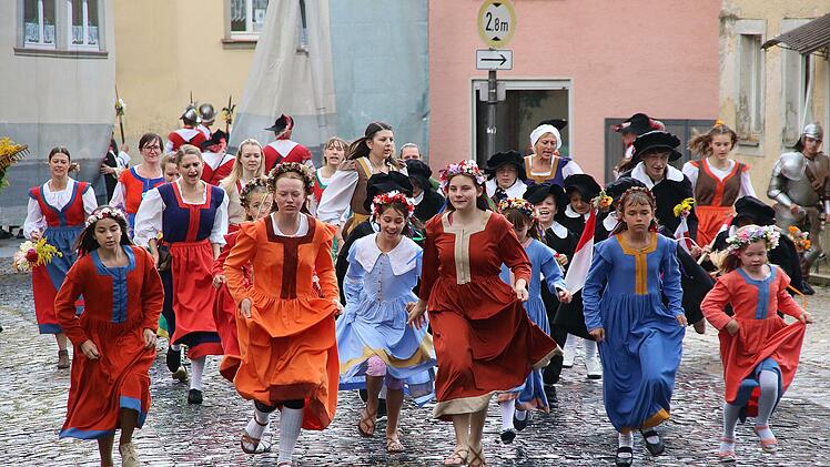 Diese Kinder flüchten vor den Schweden in die Stadt.