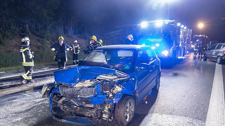 A73 bei Bamberg: Heftiger Auffahr-Unfall f&uuml;hrt zu Sperrung - 19-J&auml;hriger rast in Mercedes-Heck