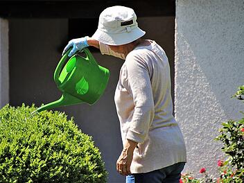 So gelingt die Gartenarbeit im Alter.