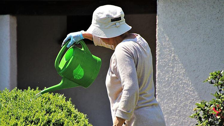 So gelingt die Gartenarbeit im Alter.