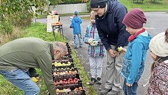 Die Sch&uuml;ler und Sch&uuml;lerinnen staunten &uuml;ber die vielen Apfelsorten, die Robert Hildmann vom BN in die Grundschule Dittlofsroda mitgebracht hatte.