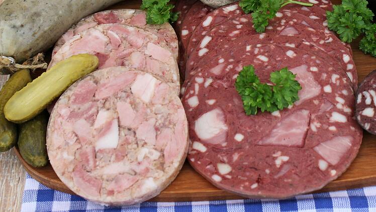 Hausmacher-Wurstplatte mit rotem und wei&szlig;em Presssack