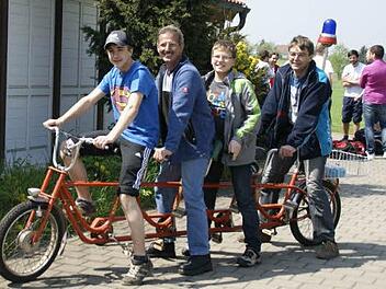 Vier Mann auf einem (Feuerwehr-)Rad: Moritz Spiegel, Erwin Helfrich, Jonas Helfrich und Karl Spiegel trauten sich dennoch nicht auf die 40-Kilometer-Strecke. Nächstes Jahr vielleicht. Foto: sw