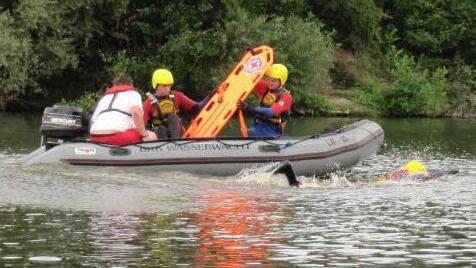Von der verunfallten Person schaut nur noch die Hand aus dem Wasser (ganz rechts vom Boot).