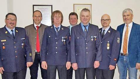 Ehrungen für 40-jährige Dienstzeit (von links): KBI Gerhard Elflein, Landrat Christian Meißner, Norbert Storath, Thomas Geuß (Landratsamt), Robert Hornung, KBI Christian Schilder, Bürgermeister Bernhard Strorath.  Fotos: Andreas Welz