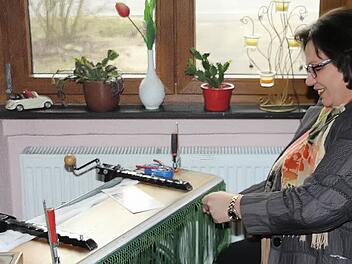 Das Fransen-Knüpfen für Trachtentücher hat Rita Schmitt sich selbst beigebracht.  Foto: Dieter Britz