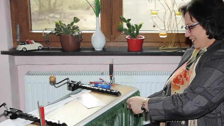 Das Fransen-Knüpfen für Trachtentücher hat Rita Schmitt sich selbst beigebracht.  Foto: Dieter Britz