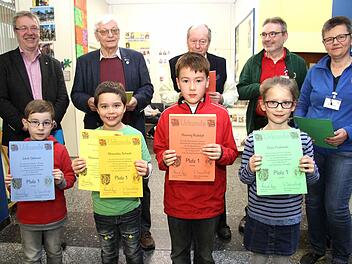Die 4 Sieger mit Bürgermeister Klaus Schumann, Brüne Soltau (Lesepaten Herzogenaurach), Gottfried Probst (SchAD i.R.), Schulleiter Alfred Sammmetiger und Maria Maibom (GS-Aurachtal) Foto: Richard Sänger