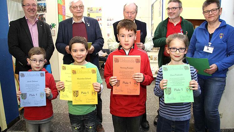 Die 4 Sieger mit Bürgermeister Klaus Schumann, Brüne Soltau (Lesepaten Herzogenaurach), Gottfried Probst (SchAD i.R.), Schulleiter Alfred Sammmetiger und Maria Maibom (GS-Aurachtal) Foto: Richard Sänger
