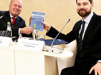 Hartmut Koschyk (links) mit dem russischen Minderheiten-Minister Igor Barinow, dem er anlässlich einer Konferenz in Moskau sein Buch als Dank für die langjährige Zusammenarbeit überreicht. Foto: privat