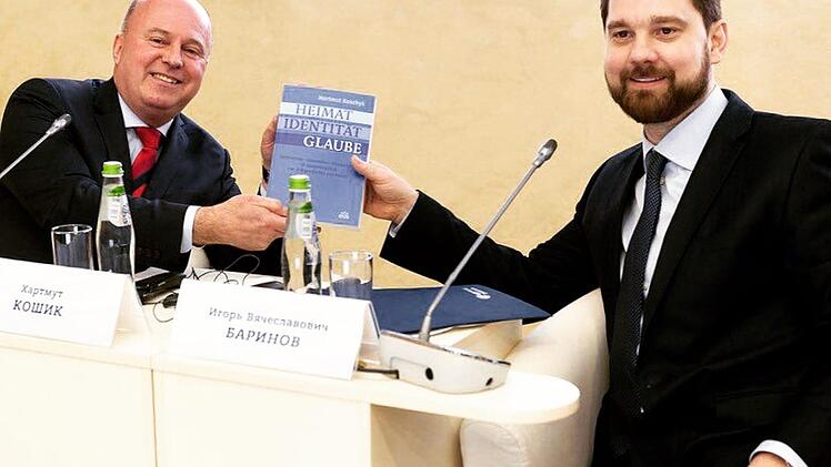 Hartmut Koschyk (links) mit dem russischen Minderheiten-Minister Igor Barinow, dem er anlässlich einer Konferenz in Moskau sein Buch als Dank für die langjährige Zusammenarbeit überreicht. Foto: privat