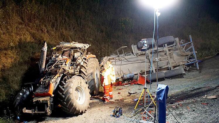 Auf der Autobahn 8 ist es in der Nacht auf Dienstag zu einem tödlichen Unfall gekommen: Ein Traktor überschlug sich im Baustellenbereich. Der Fahrer kam dabei ums Leben.   Foto: Gress/Sueddeutsche Mediengesellschaft/dpa