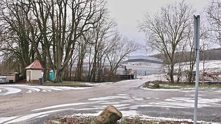 Hier, am ehemaligen Bahnhofsgelände, entsteht eine weitere Werkszufahrt zur Firma Rösler (Hintergrund) in Memmelsdorf. Helmut Will