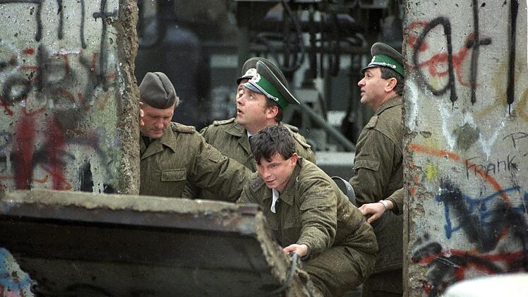 Als 1989 die Berliner Mauer fällt, leben unsere Interviewpartner noch in der ehemaligen DDR.   Foto: dpa