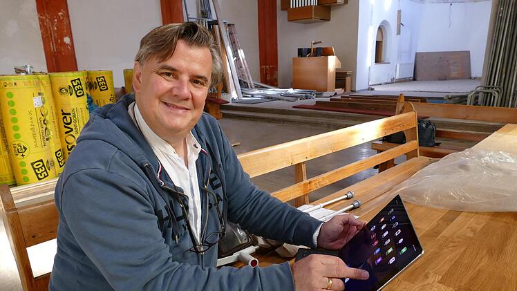 Architekt Christian Schalk gibt für den Privateigentümer Auskunft über die geplante Nutzung des Kirchengebäudes. Foto: Marion Krüger-Hundrup
