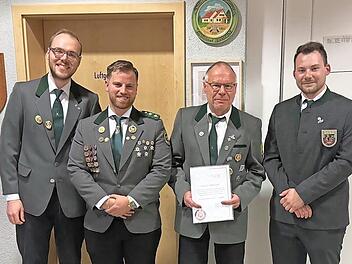 Bei der Ehrung (v.&nbsp;l.): stellvertretender Bezirksjugendleiter Jonas Hoe&szlig;, stellvertretender Bezirksjugendleiter Cedrik M&uuml;ller, Horst Pislcajt und Bezirksjugendleiter Tobias Horcher.