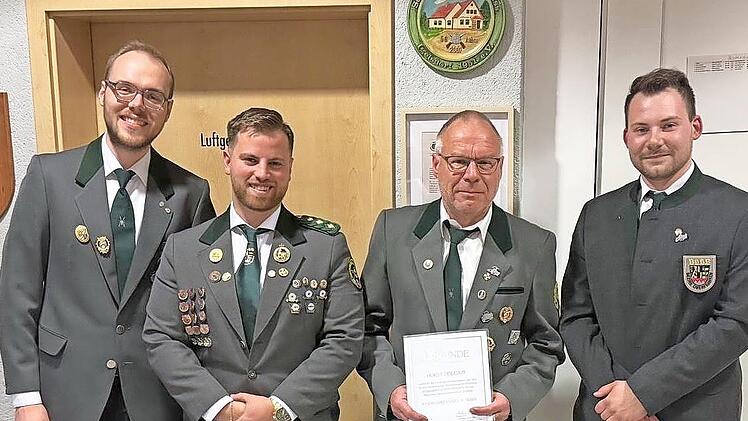 Bei der Ehrung (v.&nbsp;l.): stellvertretender Bezirksjugendleiter Jonas Hoe&szlig;, stellvertretender Bezirksjugendleiter Cedrik M&uuml;ller, Horst Pislcajt und Bezirksjugendleiter Tobias Horcher.