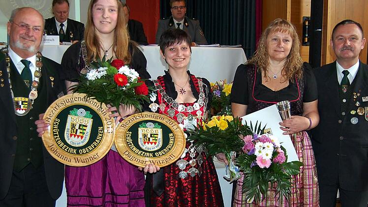 Das neue Königshaus des Bezirks (von links): Bezirksschützenmeister Volker Gottfried, Jungschützenkönigin Johanna Wunner, Schützenkönigen Dagmar Witzgall, Erste Ritterin Christine Rehm und Bezirksjugendleiter Harald Goch
