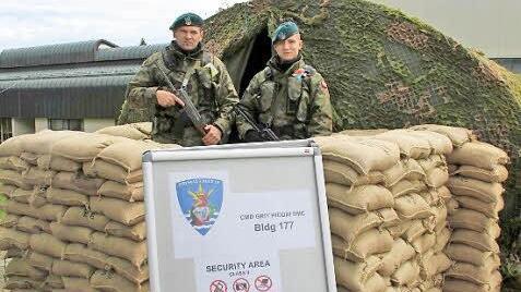 Polnische Soldaten bewachen während der am Computer simulierten Übung trotzdem bewaffnet den Zugang zur Kommandozentrale.