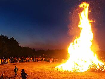 Auch bei Johannisfeuern - hier ein Archivbild aus Großenseebach - sollte man darauf achten, kein behandeltes Holz zu verschüren. Fotos: privat
