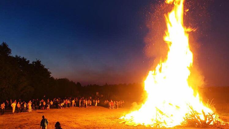 Auch bei Johannisfeuern - hier ein Archivbild aus Großenseebach - sollte man darauf achten, kein behandeltes Holz zu verschüren. Fotos: privat