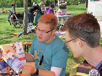 Jakob Ganglitz, Mitarbeiter der Umweltstation, zeigt wie man aus leeren Tetra- Packs einen schmucken Geldbeutel oder ein kleines Auto bastelt.   Foto: Mathias Erlwein