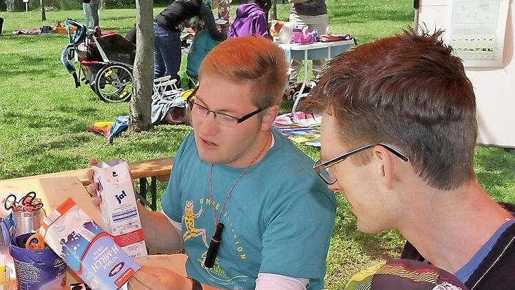 Jakob Ganglitz, Mitarbeiter der Umweltstation, zeigt wie man aus leeren Tetra- Packs einen schmucken Geldbeutel oder ein kleines Auto bastelt.   Foto: Mathias Erlwein
