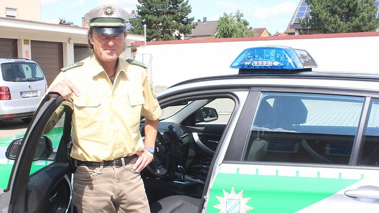 Rainer Scheckenbach liebt seinen Beruf und hat nach 40 Jahren als Polizist viel zu erzählen. Foto: Sabine Herteux