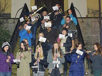 Das vorweihnachtliche Konzert an der Pfarrkirche gehört zu den Traditionen des Musikvereins Langendorf.  Fotos: Winfried Ehling