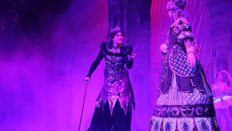 Immer wenn Ilya Zabotin als böse Fee Carabosse mit Krückstock auf die Bühne kam, war Dramatik vorprogrammiert. Foto: Sonja Adam