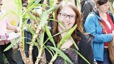 Jennifer Barnickel freut sich über ihr große Yucca-Palme.