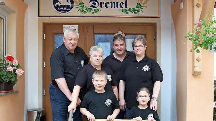 Freuen sich auf das Jubiläumswochenende: Die drei Generationen der Familie Dremel.  Fotos: Beck