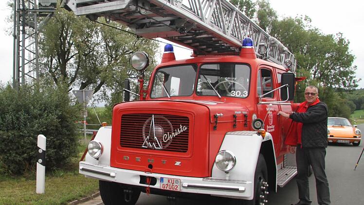 Klaus Löppert kam mit der alten "Drehleiter Christa" - immer wieder eine Show. Foto: Sonja Adam