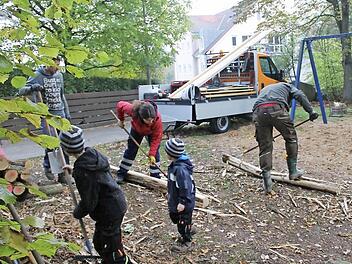 Viele fleißige Helfer waren zu den zwei Arbeitsdiensten für den naturbelassenen Teil am Spielplatz "Wäldchen" mit dabei.  Foto: privat