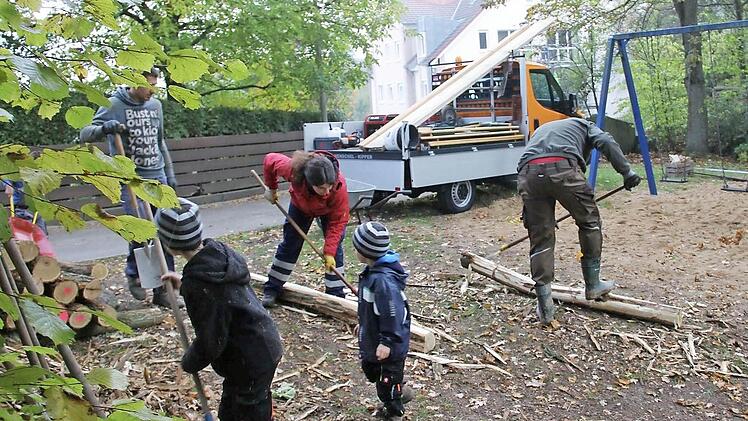 Viele fleißige Helfer waren zu den zwei Arbeitsdiensten für den naturbelassenen Teil am Spielplatz "Wäldchen" mit dabei.  Foto: privat