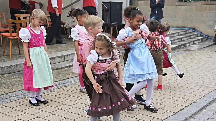 "Echte Kerle" der "Concordia-Kids" wirbelten die Damen im Kreis. Foto: Helmut Will