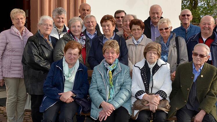Das obligatorische Gruppenfoto zur Erinnerung an das diesjährige Klassentreffen des Jahrgangs 1946. Foto: Kathrin Kupka-Hahn