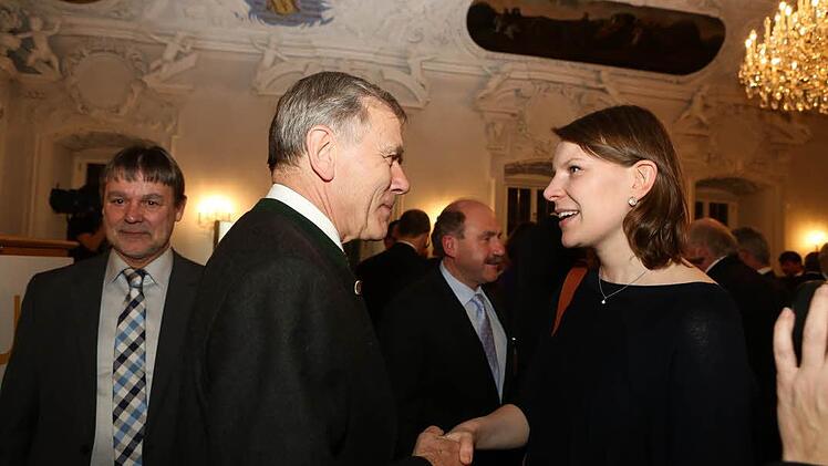 Georg Freiherr von Waldenfels, Beiratsvorsitzender der Friedrich-Baur-GmbH, begrüßte Bundestagsabgeordnete Emmi Zeulner und sprach der jungen Mutter gleichzeitig Glückwünsche zur Geburt ihrer Tochter aus. Foto: Barbara Herbst