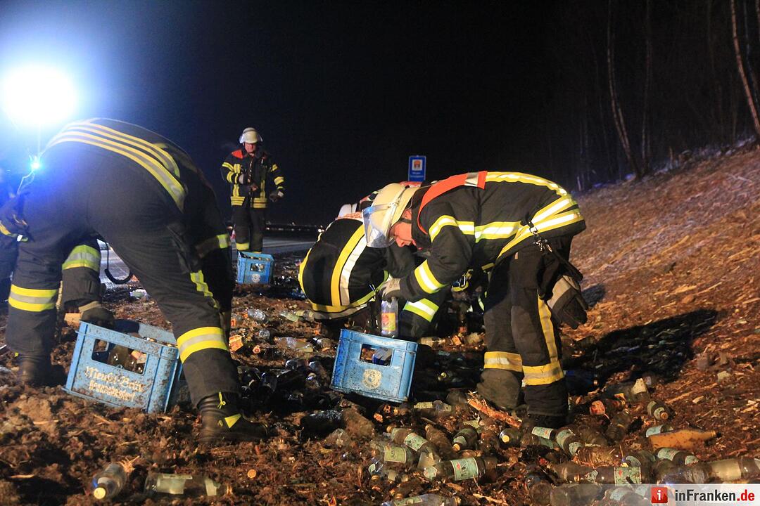 Bierkästen auf A73: Lastwagen durchbricht Mittelschutzleitplanke