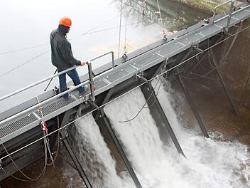 Wasser marsch: Nach drei Wochen Trockenlegung hat Jörg Blömer soeben den Revisionsverschluss geöffnet. Fotos: Andreas Schmitt