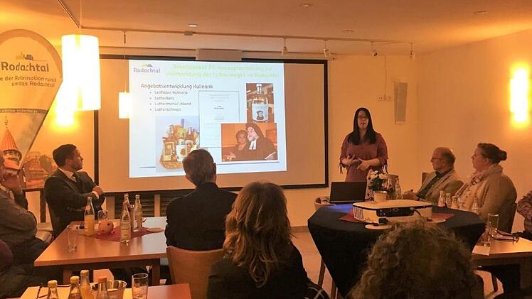 Einen gelungenen Projektabschluss "Luther und die Reformation erleben -  zwischen Fränkischer Krone und Fränkischer Leuchte" präsentierte Anna Hertwig vom Regionalmanagement der Initiative Rodachtal e.V. in Bad Colberg vor Vertretern von Kirchen, Gemeinden, Partnern und Fördermittelgebern. Foto: Initiative Rodachtal