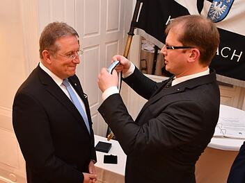 Bürgermeister Ralf Hartnack (rechts) verlieh im Namen der Stadt die goldene Bürgermedaille an Oberbürgermeister Henry Schramm.Ronald Rinklef
