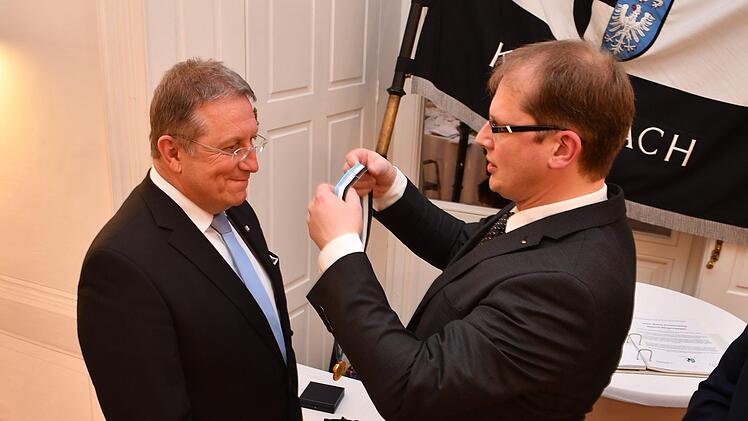 Bürgermeister Ralf Hartnack (rechts) verlieh im Namen der Stadt die goldene Bürgermedaille an Oberbürgermeister Henry Schramm.Ronald Rinklef