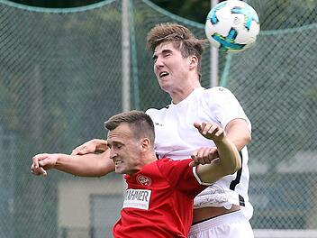 Nach abgesessener Rotsperre darf Felix Popp (rechts) beim FC Eintracht wieder mitwirken. sportpress