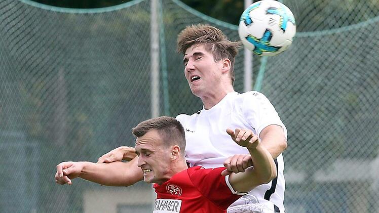 Nach abgesessener Rotsperre darf Felix Popp (rechts) beim FC Eintracht wieder mitwirken. sportpress