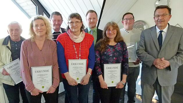Ehrungen anlässlich der Gemeinderatssitzung (v.l.): Richard Schulz, Dagmar Kolb, Günter Hein, Elke Bläß, Feldgeschworener Bastian Heinlein, Corina Azzali, Christian Scheler, Jürgen Wittmann Foto: Lothar Weidner