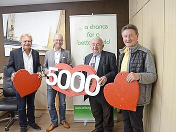 Bei der symbolischen Spendenübergabe von 5000 Euro von "Helfende Herzen" an "1000 Herzen für Kronach" (von links) Bürgermeister und Schirmherr Wolfgang Beiergrößlein, Robert Knitt, Heinz Hausmann und Gerhard Burkert- Mazur.  Foto: Karl-Heinz Hofmann