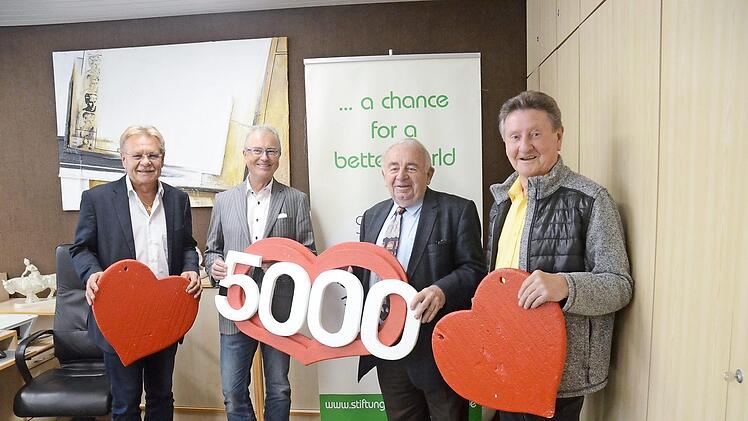 Bei der symbolischen Spendenübergabe von 5000 Euro von "Helfende Herzen" an "1000 Herzen für Kronach" (von links) Bürgermeister und Schirmherr Wolfgang Beiergrößlein, Robert Knitt, Heinz Hausmann und Gerhard Burkert- Mazur.  Foto: Karl-Heinz Hofmann
