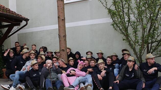 Ruhe nach getaner Arbeit: In Lonnerstadt mangelt es wahrlich nicht an Kerwasburschen. Fotos: Yannick Hupfer