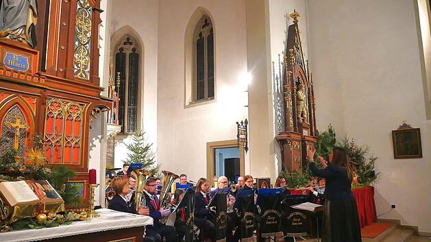 Umsichtig dirigierte Birgit Döhler die Blaskapelle Burghausen/Reichenbach, die in der Kirche von Burghausen ein stimmungsvolles weihnachtliches Konzert gestaltete. Heike Beudert